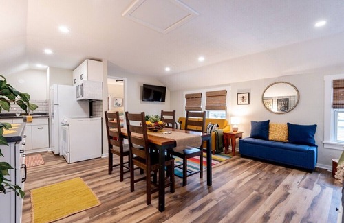 Lake Geneva Apartamento | The Back Yard-Upper |Walk to Downtown LG |Balcony |Shared Yard for Games|Parking