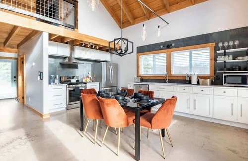 Caroline Casa | The Bar(n)- Cozy chalet with hot tub and campfire