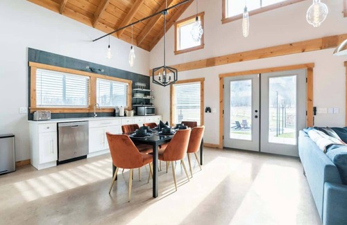 Caroline Casa | The Bar(n)- Cozy chalet with hot tub and campfire