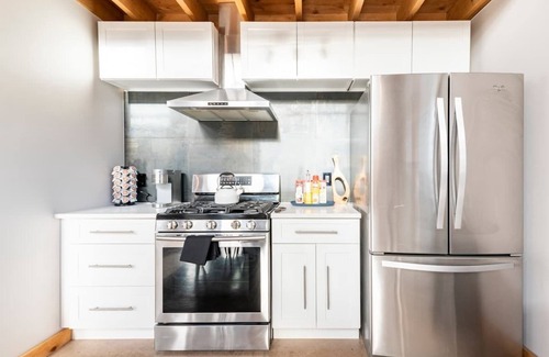Caroline Casa | The Bar(n)- Cozy chalet with hot tub and campfire