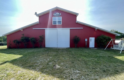 Red Boiling Springs Casa | The Barn Loft Studio Suite Barndominium