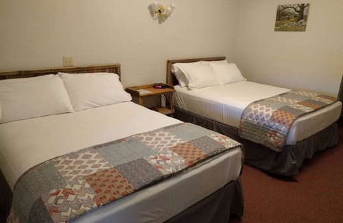 Humansville Hotel | The BarnwooD Inn