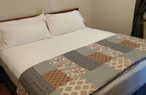 Humansville Hotel | The BarnwooD Inn