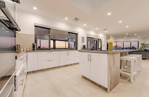 Perth Casa | The Bay House, Beachfront Ocean Views- right on one of Perths best Beaches.