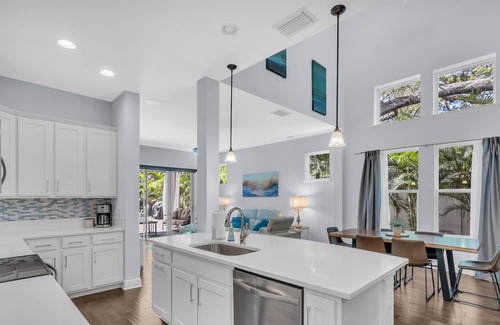 Alta Vista Casa | The Bay Street Hideaway- Private, Heated Pool with 4 Bedrooms
