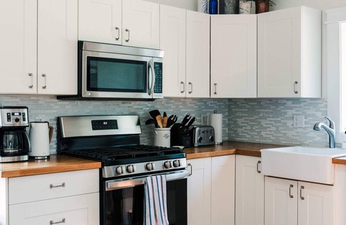 West Lake Casa | The Beachside Burrow - Next to Sandbanks w Hot Tub