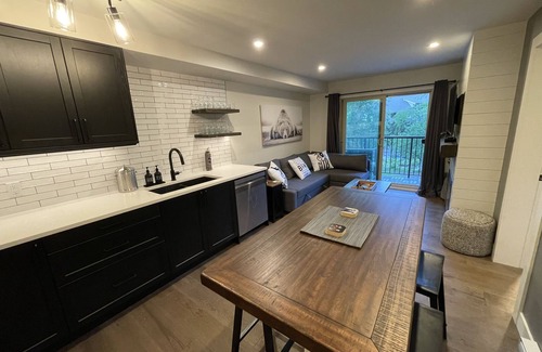 Whistler Creekside Condominio | The Bear Den @ Creekside Steps to Whistler Gondola for Skiing and Biking