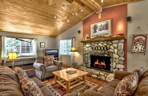 North Upper Truckee Cabina | The Bear's Den Single Story Tahoe Cabin con 3 dormitorios, 2 baños, bañera de hidromasaje
