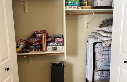 Fir Grove Estates Cabina | The Bears Den- A pet friendly, king bed cabin.