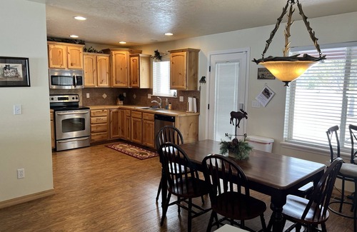 Fir Grove Estates Cabina | The Bears Den- A pet friendly, king bed cabin.