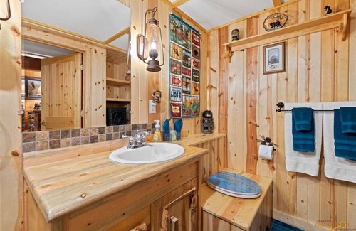 Custer Cama Y Desayuno | The Bears Den Dakota Dream B&B. Secluded, Close to Custer, Great Breakfast!