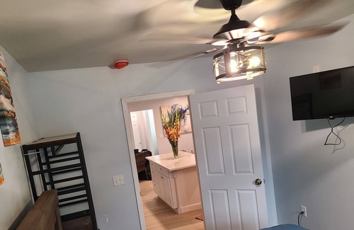 Cross Apartamento | The Beehive is 19 miles from I-95, 16 miles from I-26. Fishing, hunting & more.