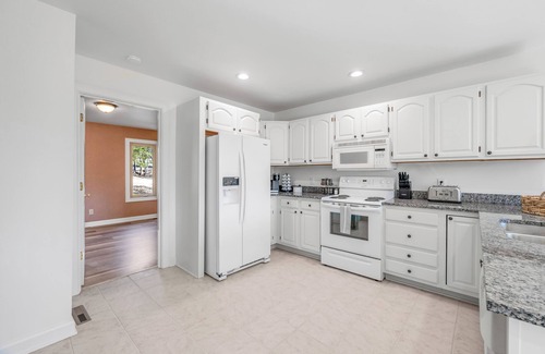 Willisburg Casa | The Belle LUX KY Bourbon Trail-Hot tub-Hiking Trails on over 120 acres!