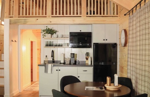 Mingoville Cabina | The Bellefonte Campground presents: Tiny Home | 2 Bedroom with HOT TUB