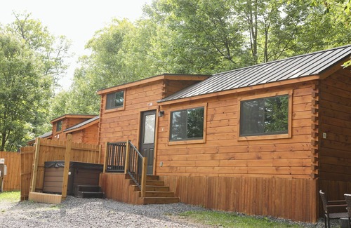 Mingoville Cabina | The Bellefonte Campground presents: Tiny Home | 2 Bedroom with HOT TUB