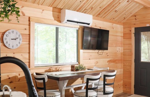 Mingoville Cabina | The Bellefonte Campground presents: Tiny Home | 1 Bedroom with HOT TUB