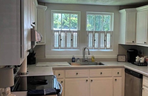 Belmont Casa | The Belmont Cottage is a 100 year old charmer located near Town Square