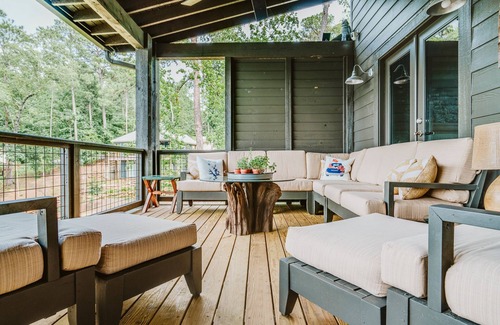 Pleasure Point Casa | The best of both worlds! Lake Martin home minutes from Jordan-Hare stadium.
