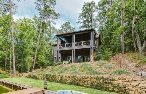 Pleasure Point Casa | The best of both worlds! Lake Martin home minutes from Jordan-Hare stadium.