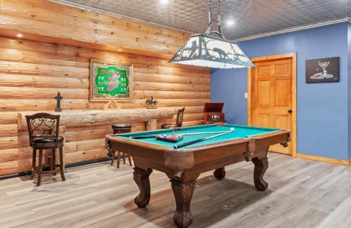 Long Pond Casa | The Bigwood Cabin by AvantStay Hot Tub Firepit Pool Table Private Yard