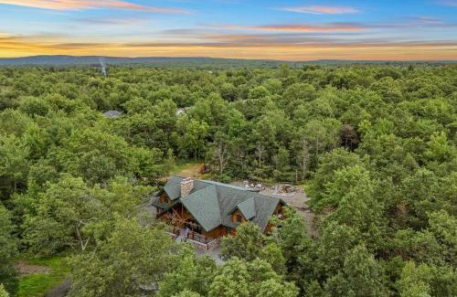 Long Pond Casa | The Bigwood Cabin by AvantStay Hot Tub Firepit Pool Table Private Yard