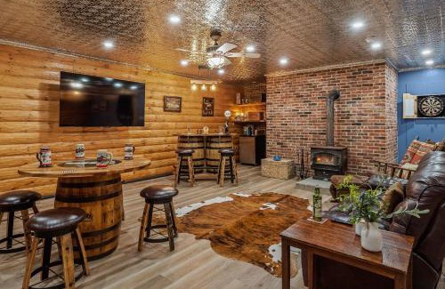 Long Pond Casa | The Bigwood Cabin by AvantStay Hot Tub Firepit Pool Table Private Yard