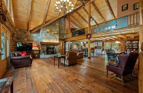 Long Pond Casa | The Bigwood Cabin by AvantStay Hot Tub Firepit Pool Table Private Yard