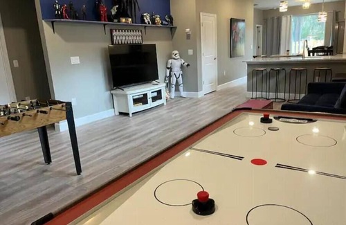Sanford Casa | The Billiard: super fun home close to downtown with fully-fenced yard