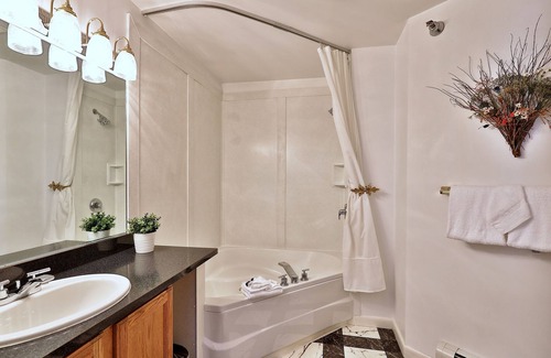 Killington Cabina | The Birch Ridge: 3 Guest Rooms W/ Ensuite Baths, Fireplaces, Jacuzzi Tubs, Hot Tub & More! Block C 3 Bedroom Home