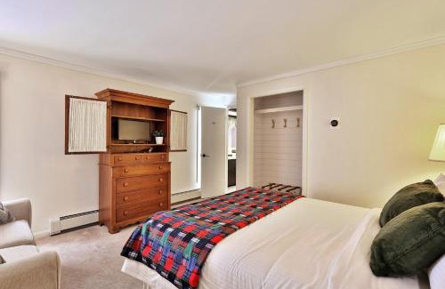 Killington Cabina | The Birch Ridge- Lace Room #3 - Queen Suite in Renovated Killington Lodge, Hot tubs, home