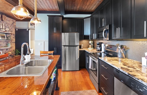 South Haven Condominio | The Black Pearl: industrial condo sleeps 6, full size kitchen & scenic views!