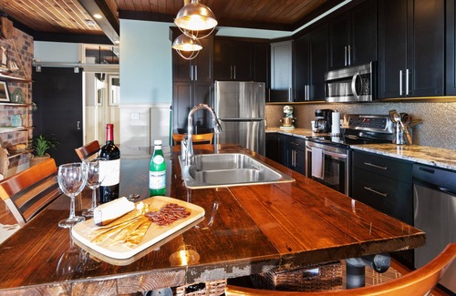 South Haven Condominio | The Black Pearl: industrial condo sleeps 6, full size kitchen & scenic views!