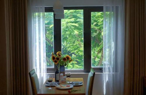 Dich Vong Apartamento | The Bloom Classic - An Excellent Blend of Cozy Living and Urban Relaxation