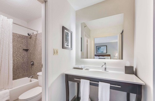 Blue Ash Hotel | The Blu Hotel Blue Ash Cincinnati, Ascend Hotel Collection