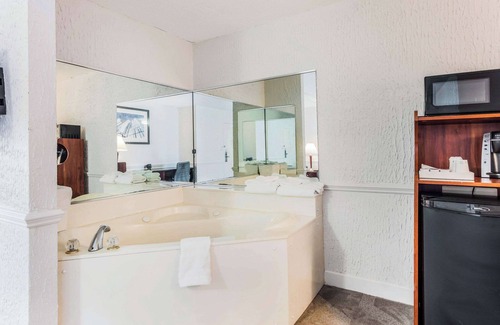 Blue Ash Hotel | The Blu Hotel Blue Ash Cincinnati, Ascend Hotel Collection