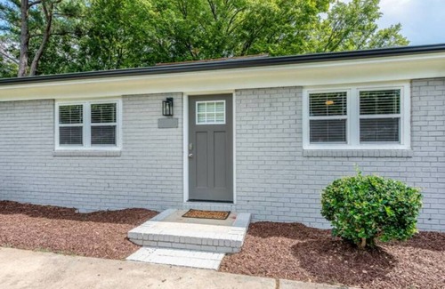 East Raleigh Casa | The Blue Bird, newly renovated modern home close to downtown Raleigh