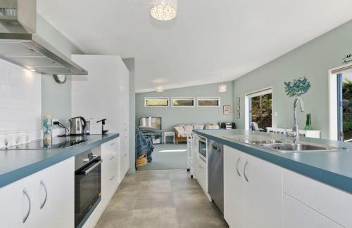 Waipu Casa | The Blue Cottage with WiFi- Waipu Holiday Home