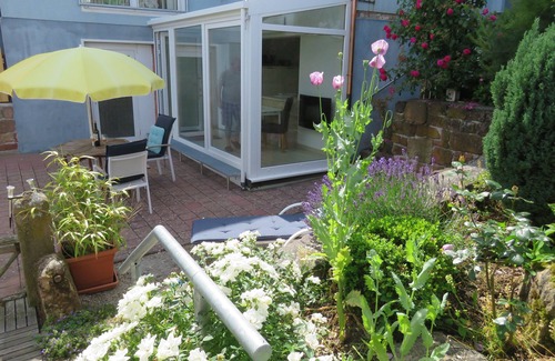 Pleisweiler Apartamento | The blue house vacation apartments, balcony, pool, garden, massages, hairdresser