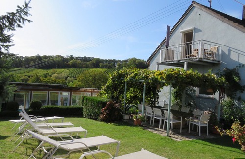 Pleisweiler Apartamento | The blue house vacation apartments, balcony, pool, garden, massages, hairdresser