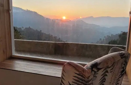 Barog Casa | The Blue Door - Luxurious home with a Sunset View