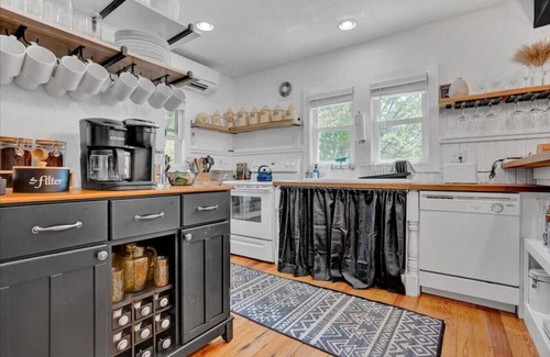 Mount Pocono Casa | The Blue House: Hot Tub, Fire Pit + Prime Location