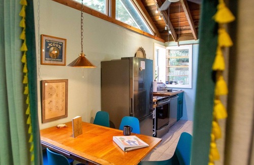 Hacienda Casa | The Blue House. Walkable to Russian River, Family Friendly, AC, Wifi.