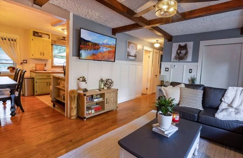 Tobyhanna Casa | The Blue Moon Lodge Cozy with Hot Tub