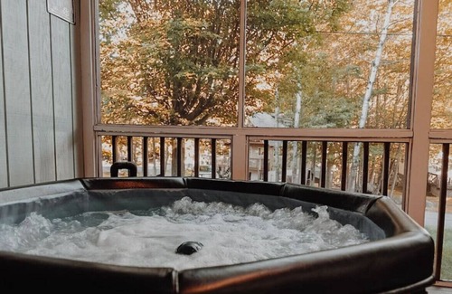 Tobyhanna Casa | The Blue Moon Lodge Cozy with Hot Tub