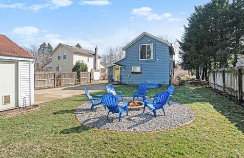 Macatawa Cabaña | The Blue Sail *Updated Cottage just off the shores of Lake Mac and the Big Lake.