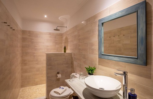 Kamari Hotel | The Boathouse Hotel