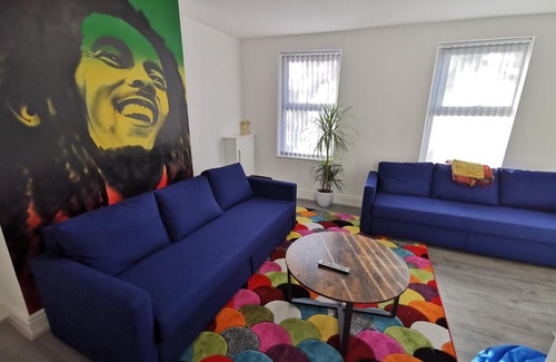 Liverpool Apartamento | The Bob Marley 'One Love' Liverpool Apartment, Positive vibes, Wifi Netflix