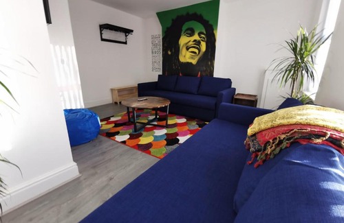 Liverpool Apartamento | The Bob Marley 'One Love' Liverpool Apartment, Positive vibes, Wifi Netflix