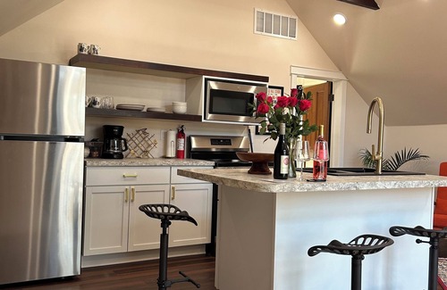 Nebraska City Casa | The Bootlegger’s Roost: Historic 1887 Carriage House Retreat