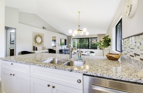 Palm Beach Gardens Cabaña | “The Bougie Bungalow” PGA National Club Cottage, newly renovated, new on market